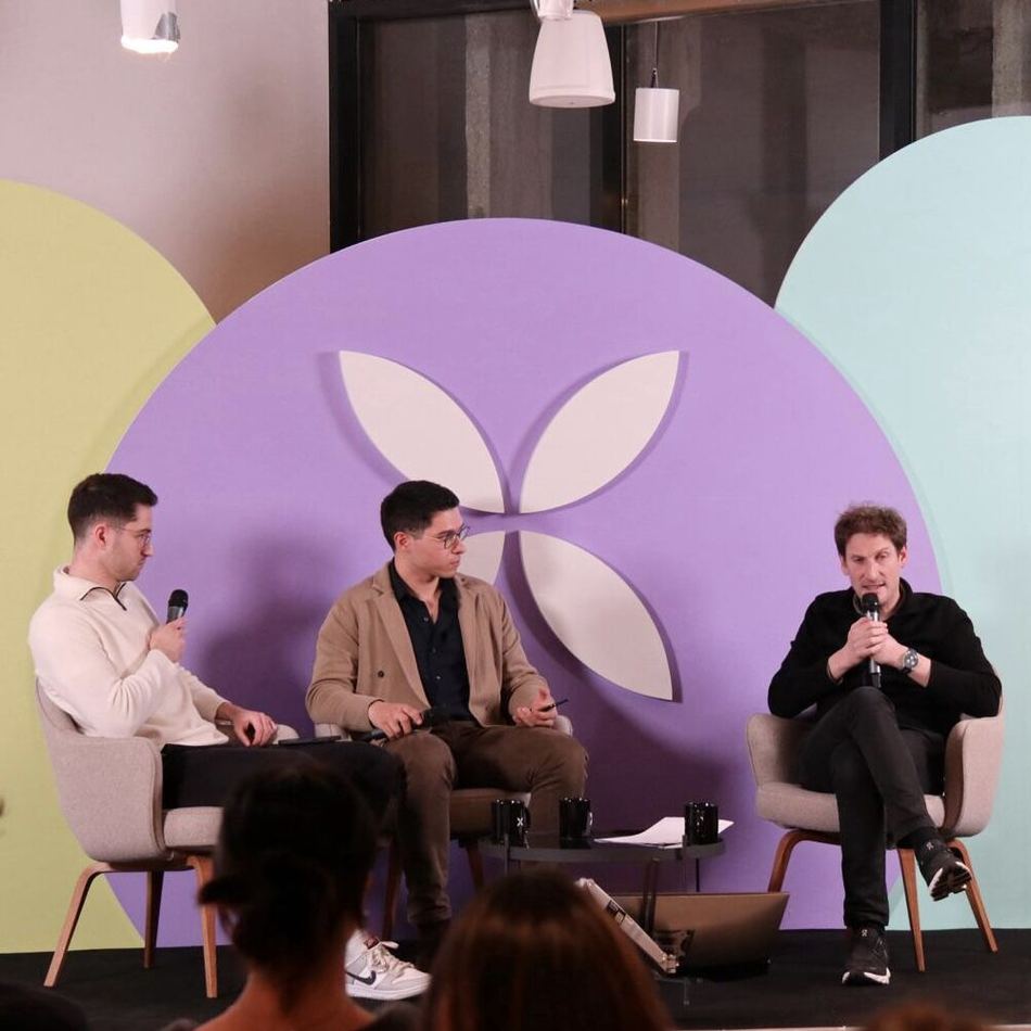 Nicolas on stage with the CEO of Qonto, fintech unicorn